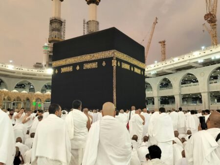 Tips Aman Umroh Mandiri Bersama Keluarga untuk Pengalaman Spiritual yang Tak Terlupakan